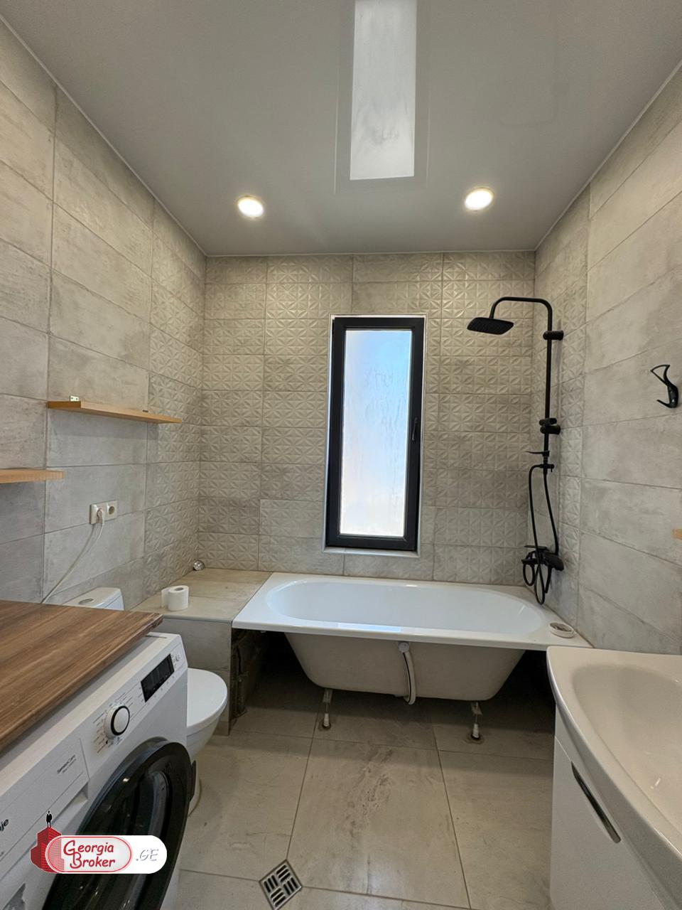 იყიდება ახალი გარემონტებული 12 ოთახიანი სახლი